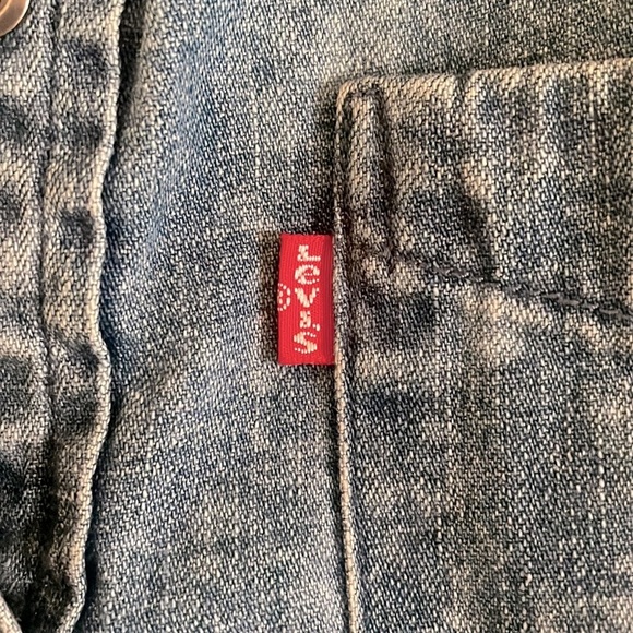 Levi’s Denim Quarter Button Down. Long Sleeve. Womens size Medium - Picture 4 of 4
